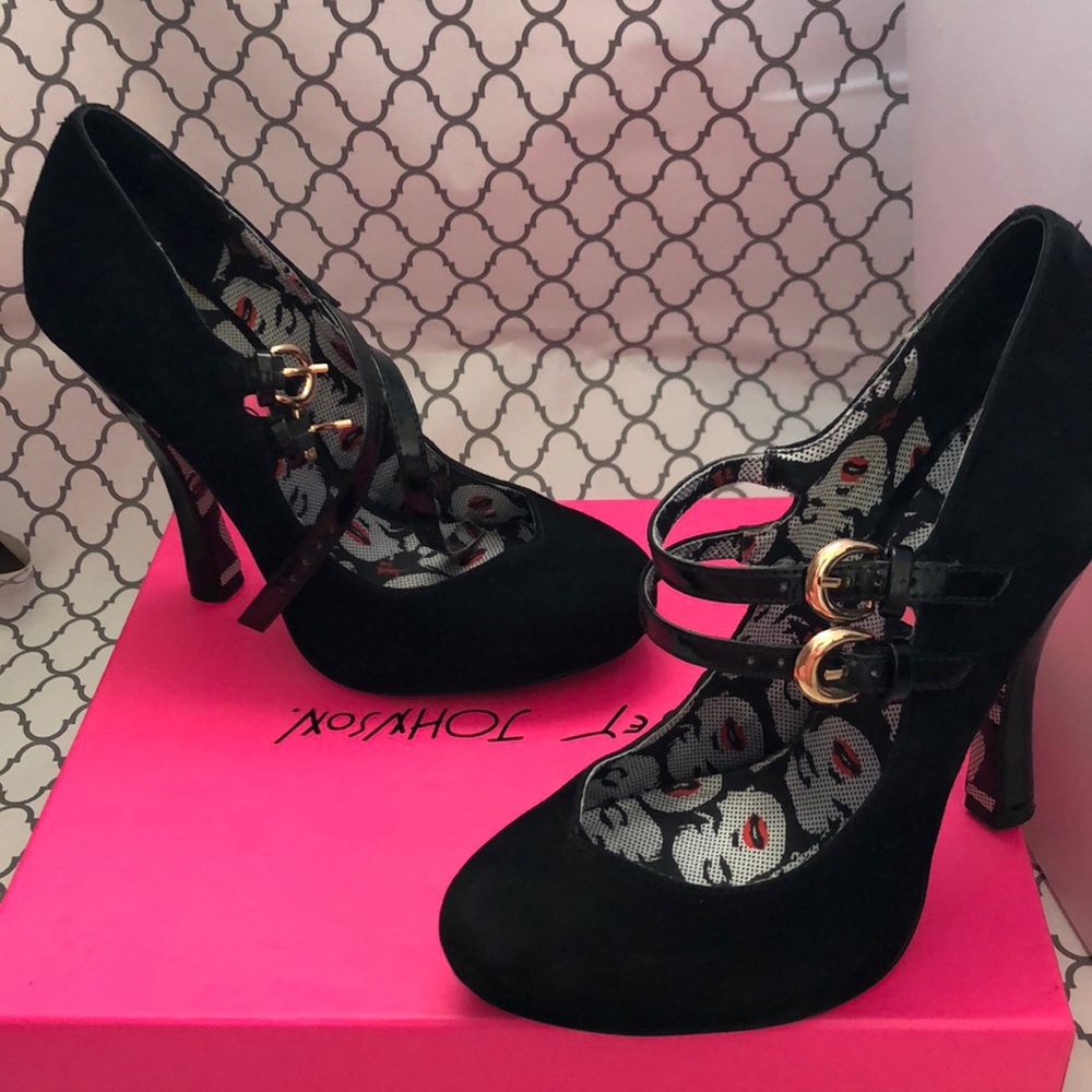 Betsy Johnson black suede pumps
